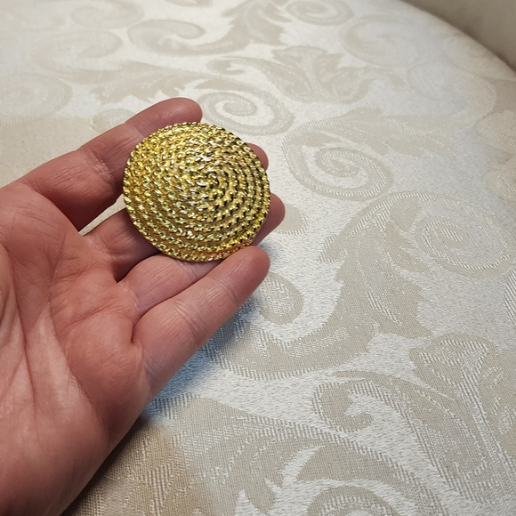PARK LANE Vintage 80s Gold Textured Dome Brooch – Large Spiral Chain Design - Picture 8 of 8